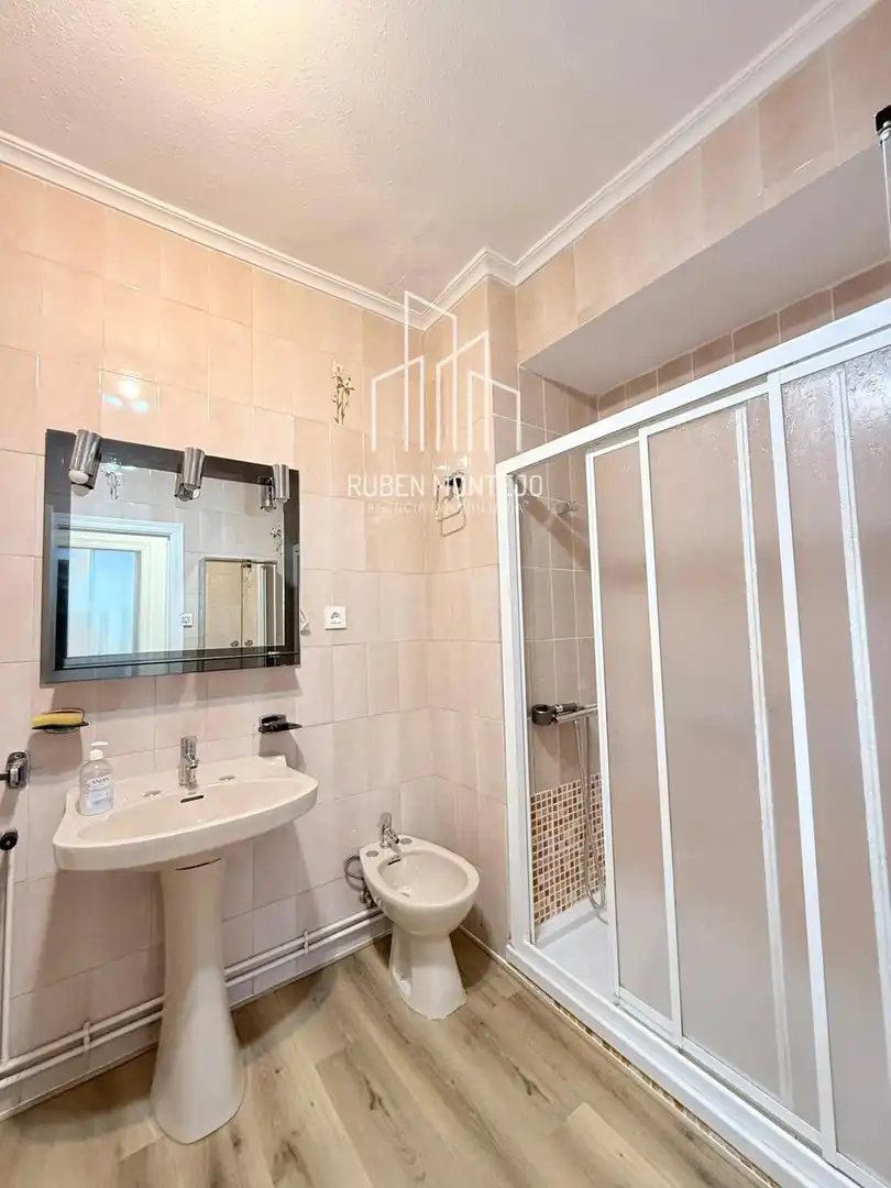 Bathroom of Flat for rent in Salamanca  with Heating, Storage room and Furnished