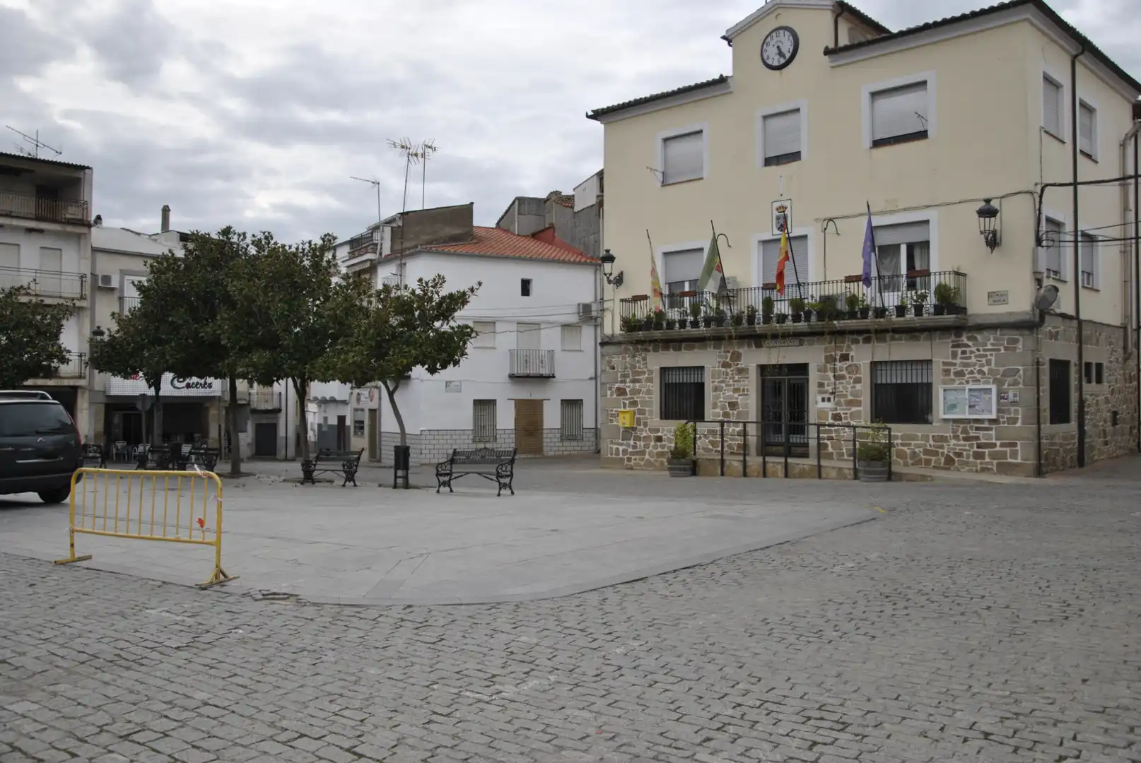 Vista exterior de Casa adosada en venda en Ahigal amb Calefacció, Terrassa i Traster