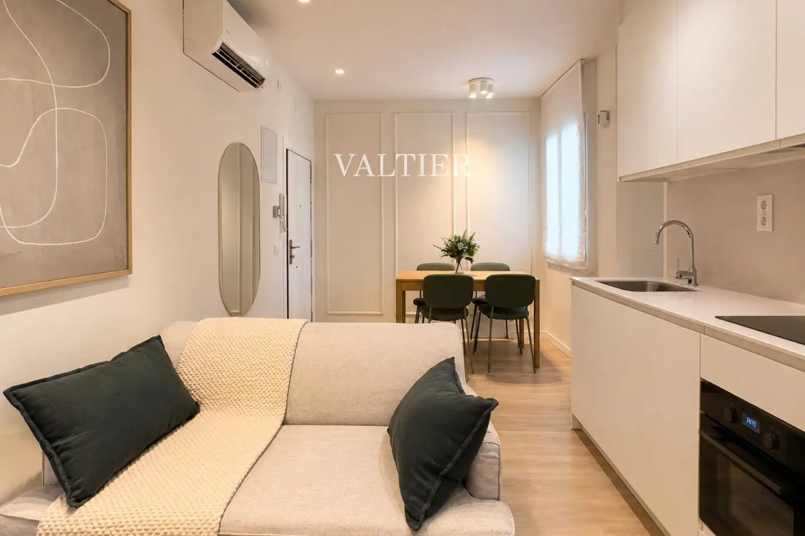 Living room of Flat for rent in Madrid  with Air Conditioner, Heating and Furnished