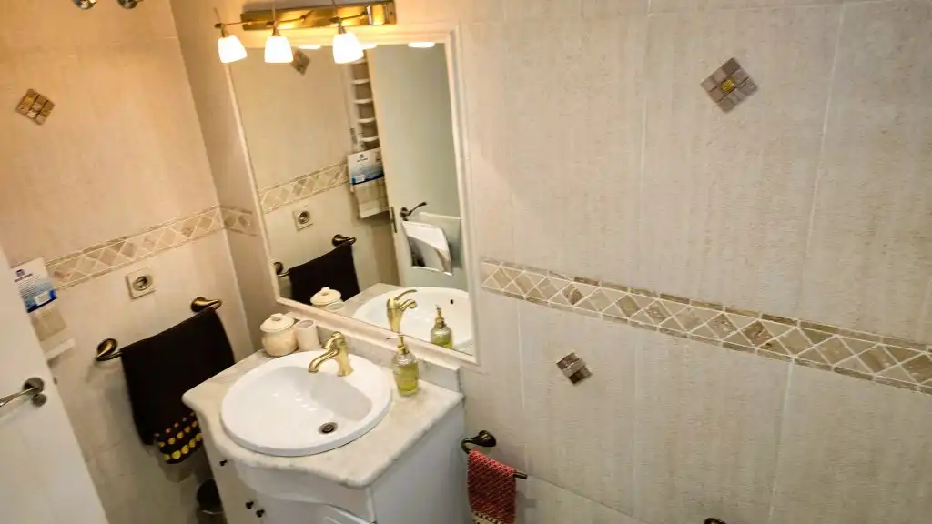 Badezimmer von Wohnung zum Verkauf in Valencia mit Klimaanlage, Möbliert und Ofen