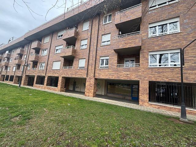 Local comercial en Alquiler en C CLARA CAMPOAMOR en El Cristo