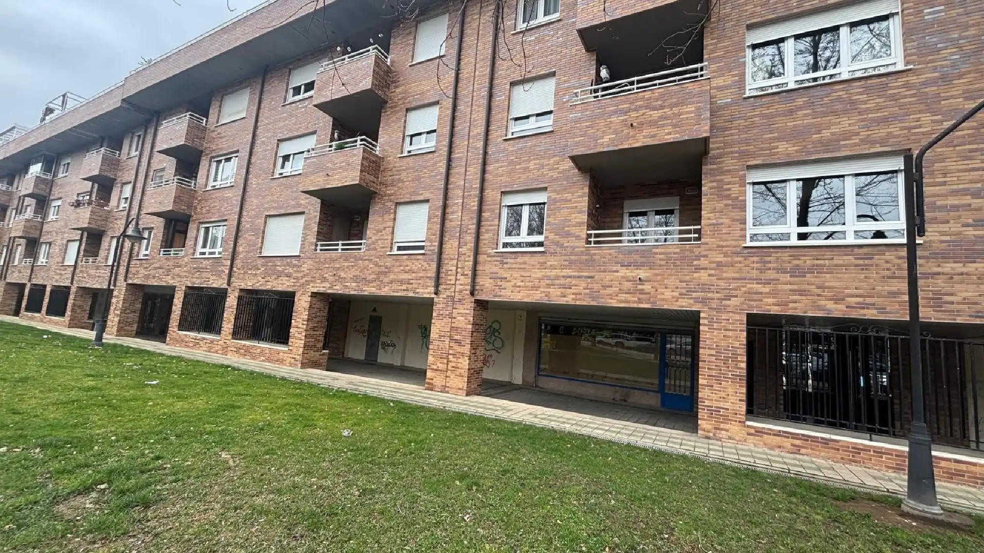 Vista exterior de Local de alquiler en Palencia Capital