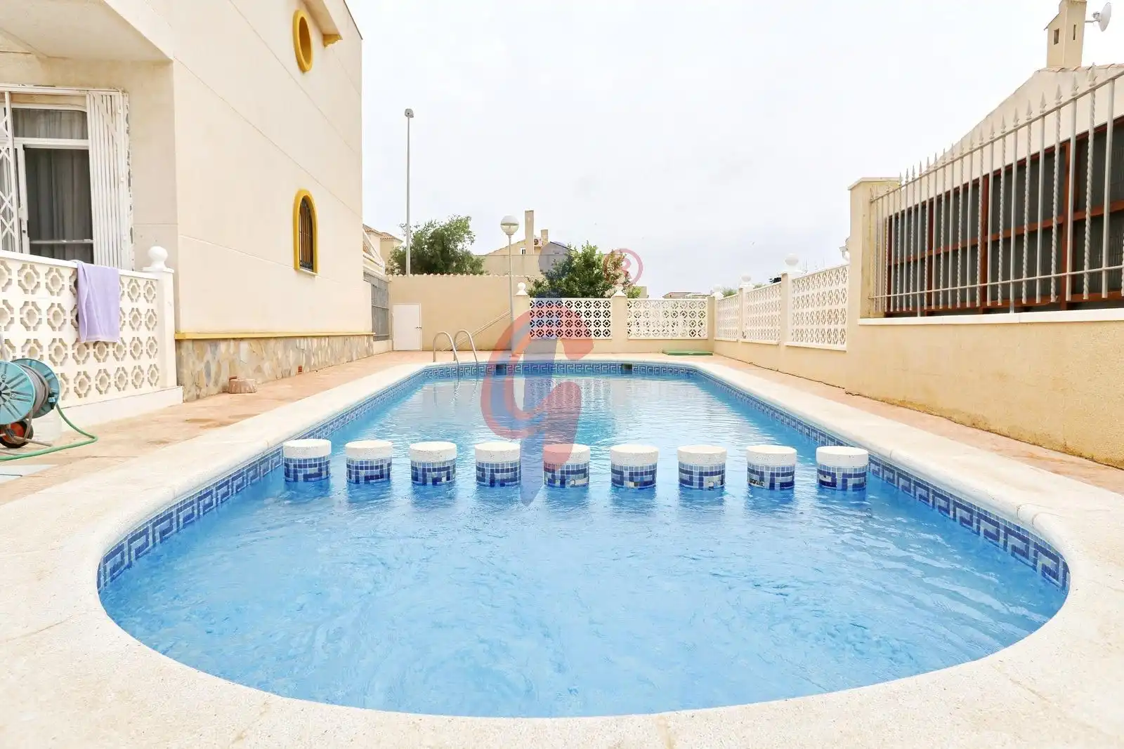 Piscina de Casa adosada en venda en Guardamar del Segura amb Jardí privat, Terrassa i Moblat