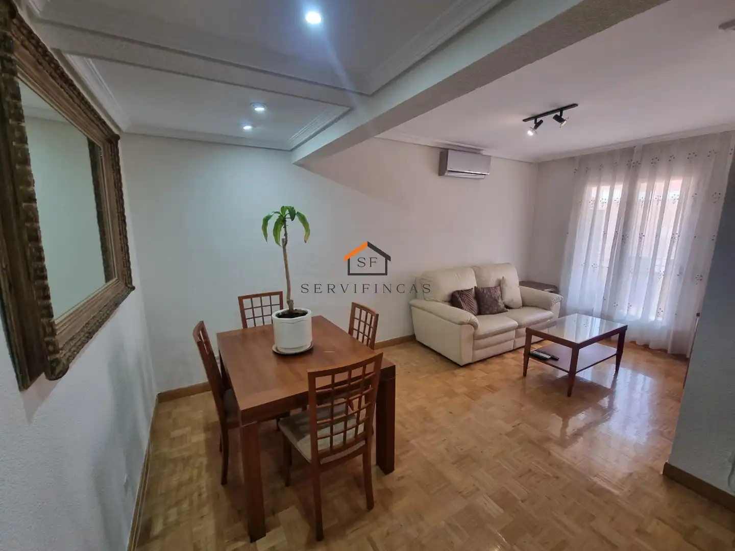 Living room of Flat for rent in Madrid  with Air Conditioner, Heating and Parquet flooring