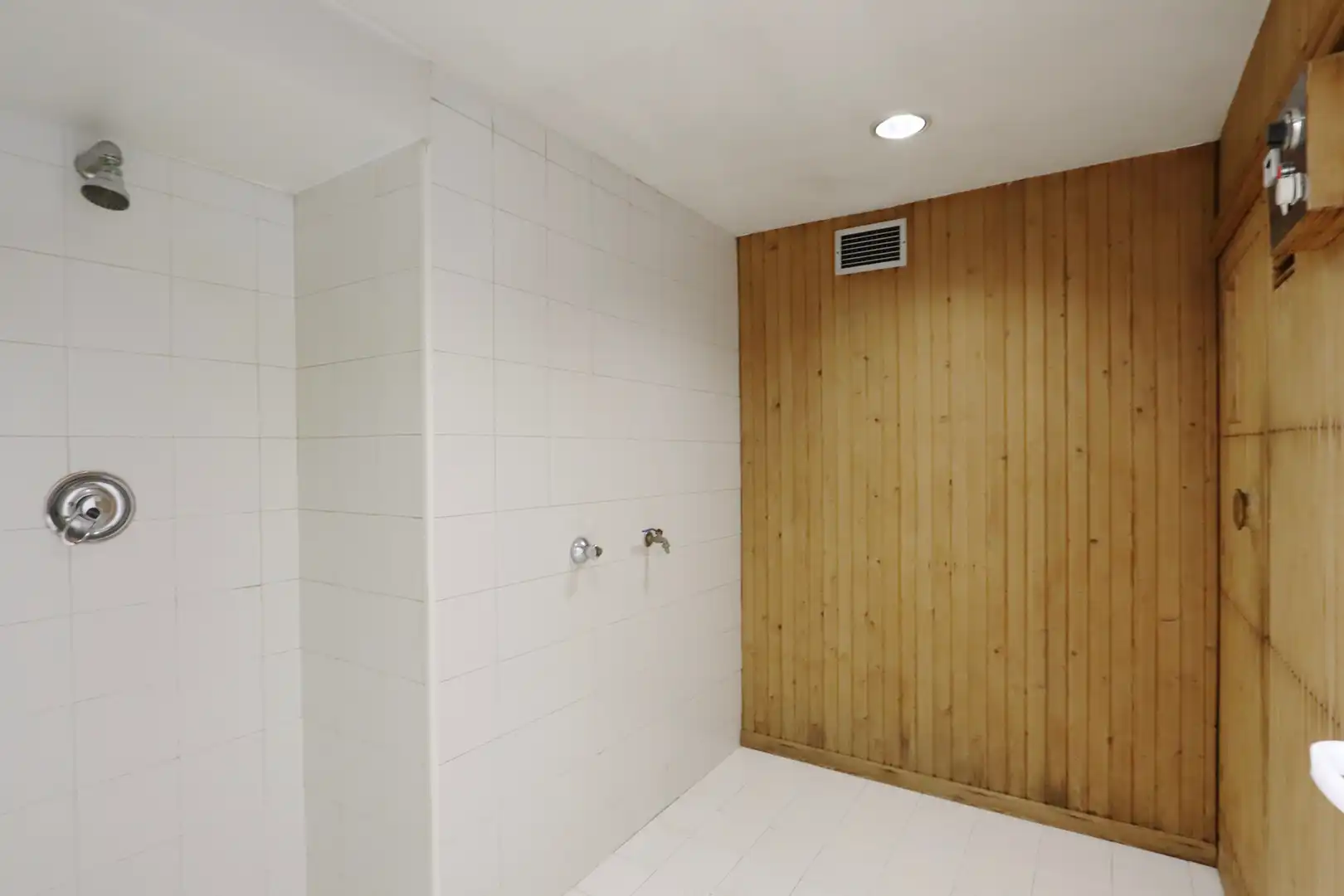 Bathroom of Flat for sale in Madrid  with Air Conditioner, Heating and Private garden