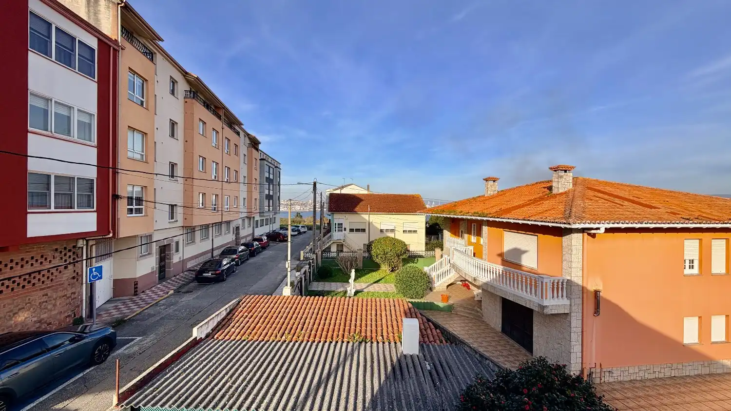 Vista exterior de Casa o xalet en venda en Mugardos amb Calefacció, Terrassa i Traster