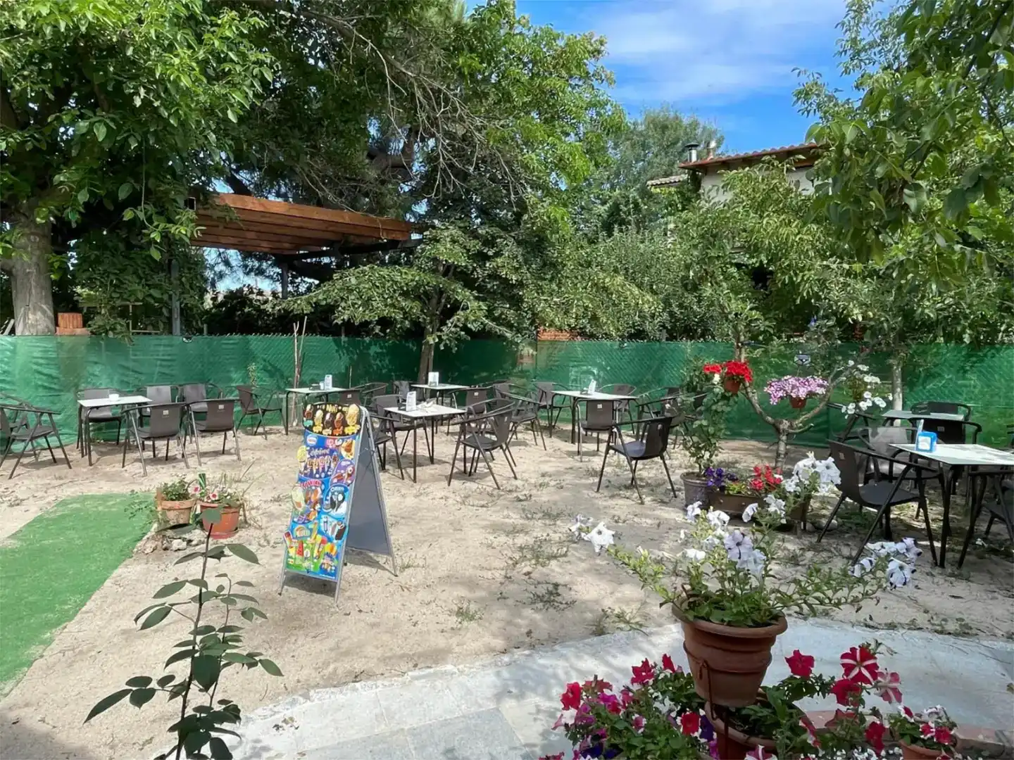 Terraza de Local de alquiler en Navaluenga con Amueblado