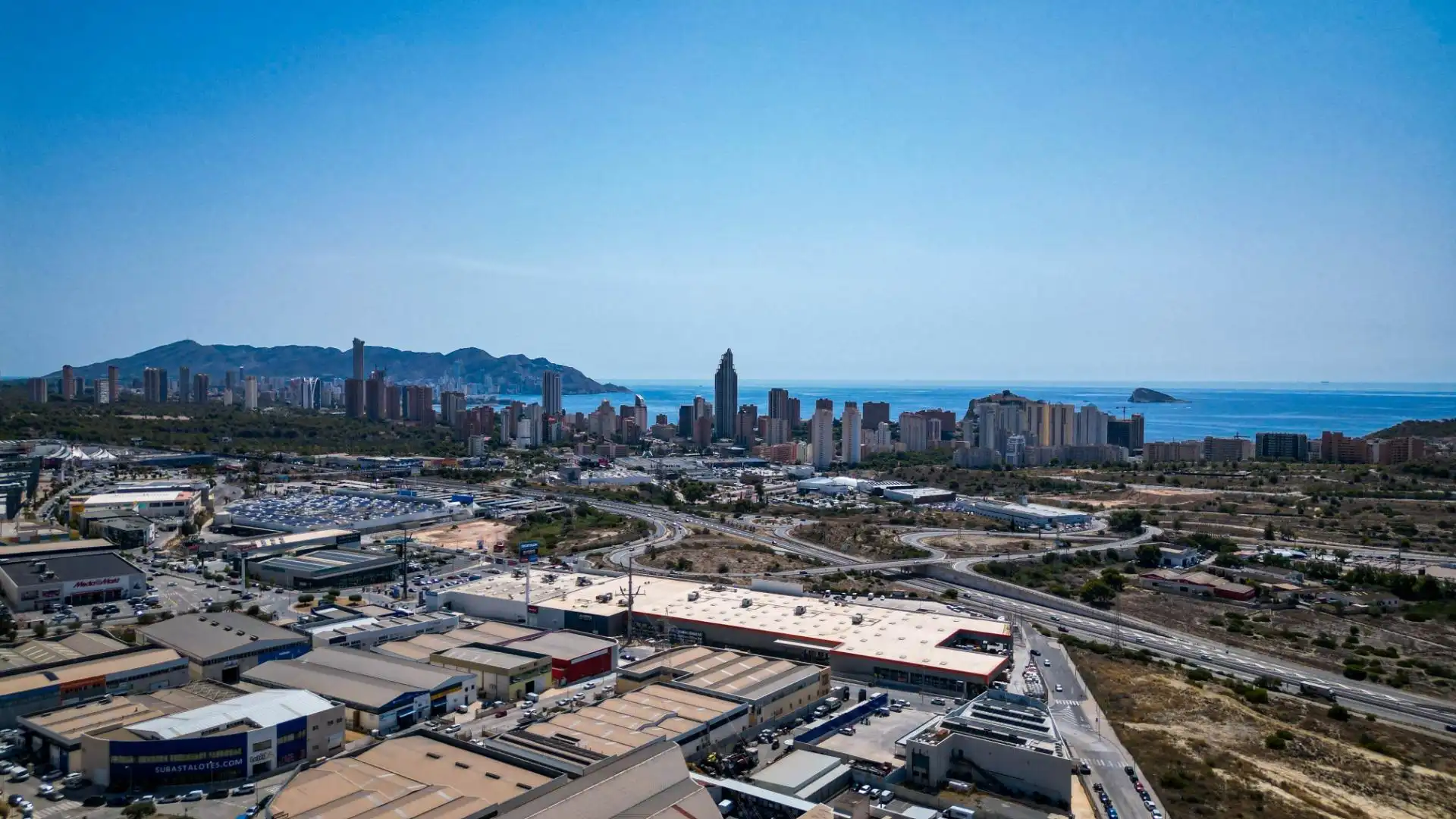 Vista exterior de Nave industrial en venta en Finestrat