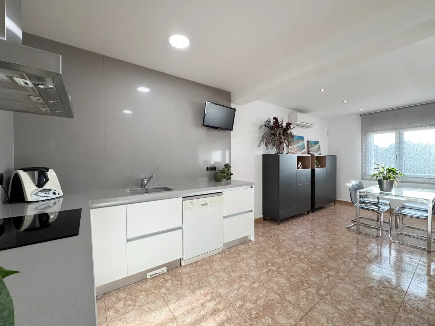 Küche von Einfamilien-Reihenhaus zum Verkauf in L'Escala mit Klimaanlage und Terrasse