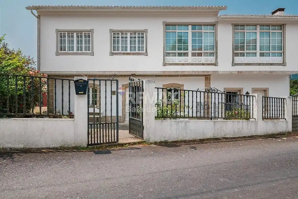 Vista exterior de Casa o xalet en venda en A Pobra do Caramiñal amb Calefacció, Jardí privat i Parquet