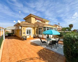 Vista exterior de Casa adosada en venda en Torrevieja amb Aire condicionat i Piscina comunitària