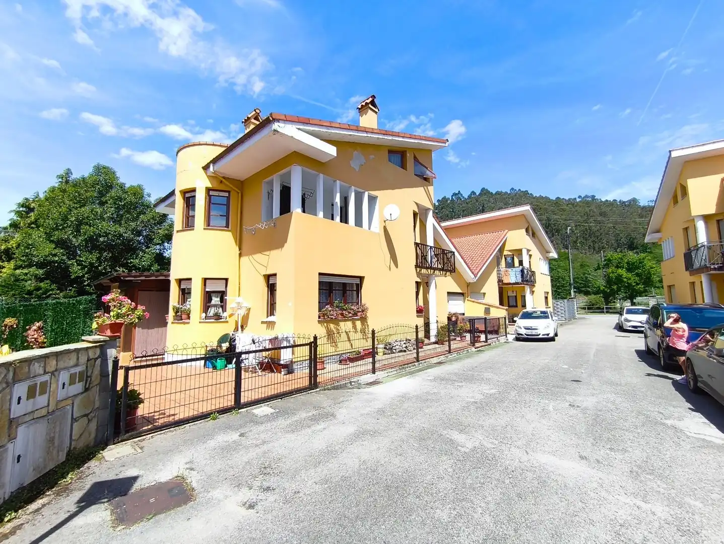 Vista exterior de Casa adosada en venta en Castañeda con Calefacción, Jardín privado y Terraza