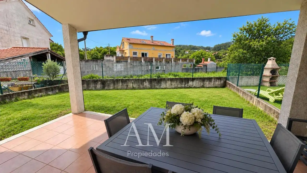 Terrassa de Casa adosada en venda en Cangas  amb Calefacció, Jardí privat i Terrassa