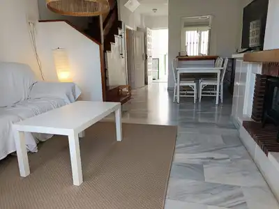 Sala d'estar de Casa adosada en venda en Mijas amb Terrassa, Piscina i Moblat