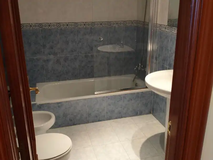 Badezimmer von Wohnung zur Miete in Valverde de la Virgen mit Heizung, Parkett und Abstellraum