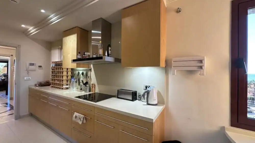 Cuina de Apartament de lloguer en Estepona amb Aire condicionat, Terrassa i Piscina