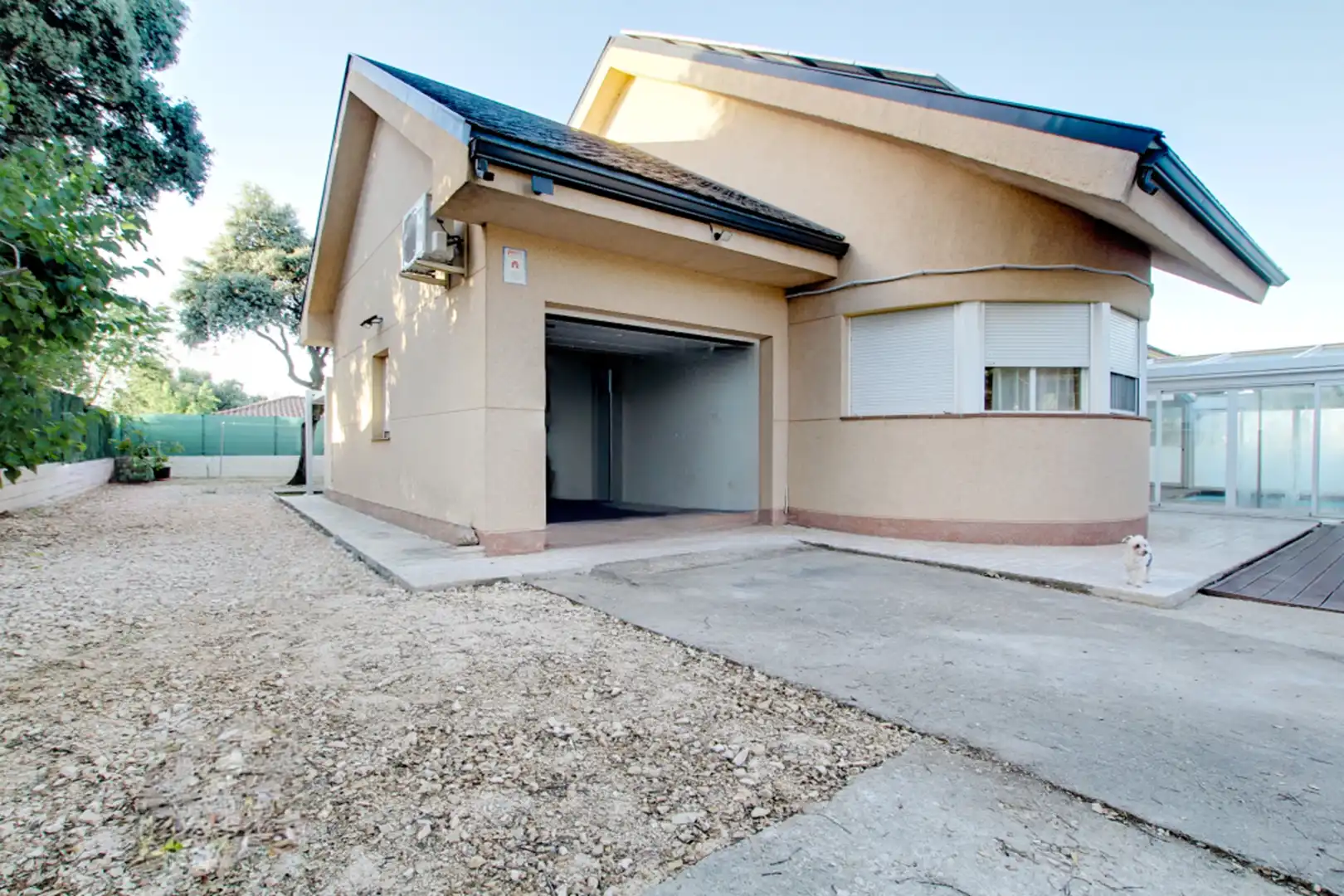 Vista exterior de Casa o xalet en venda en Nuevo Baztán amb Aire condicionat, Calefacció i Jardí privat