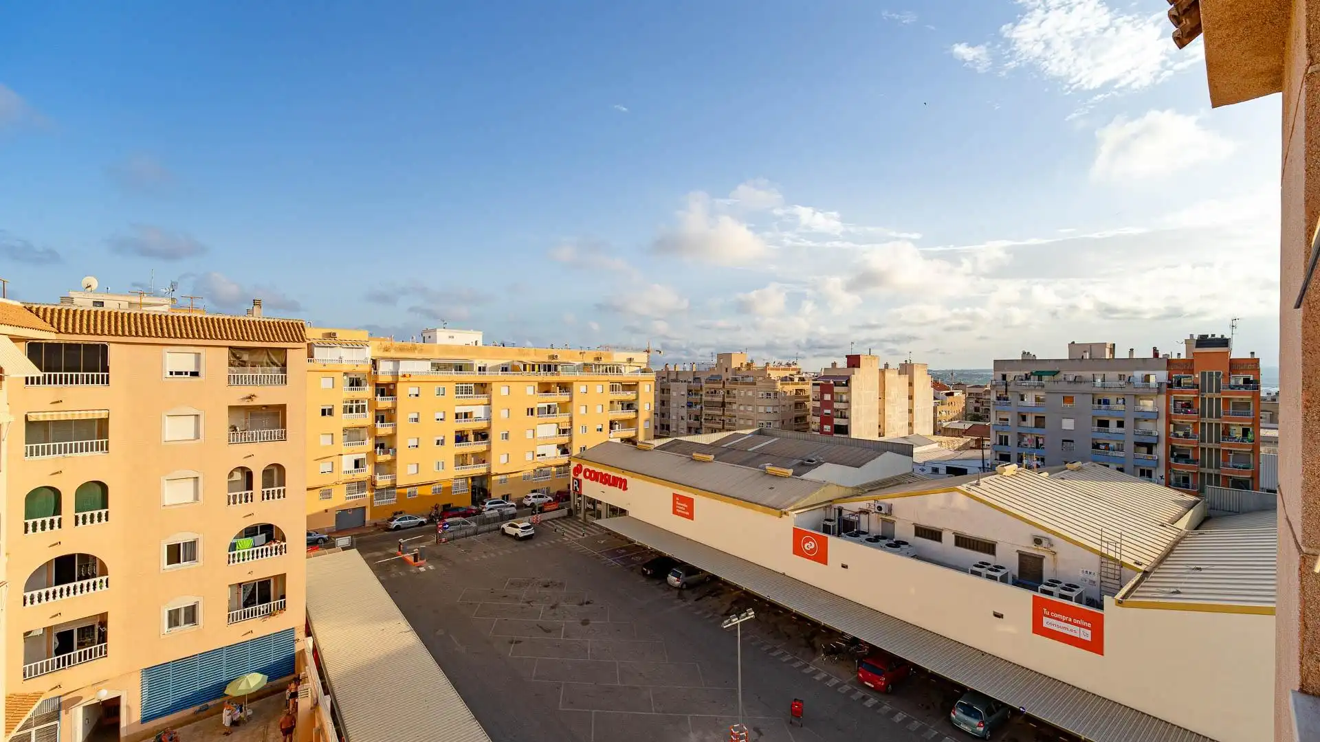 Vista exterior de Àtic en venda en Torrevieja amb Terrassa, Moblat i Piscina comunitària
