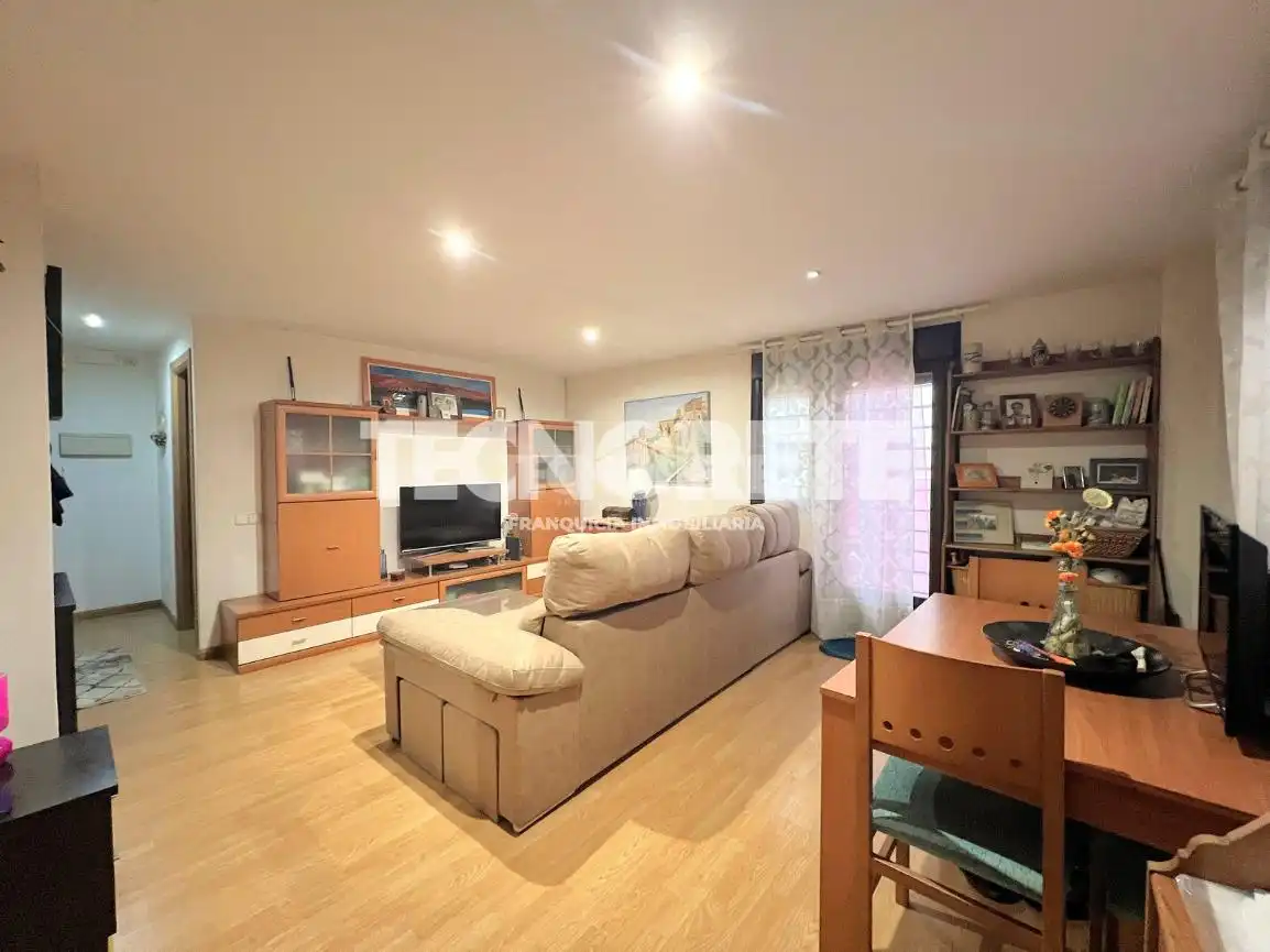 Wohnzimmer von Wohnung zum Verkauf in Cobisa mit Heizung und Privatgarten