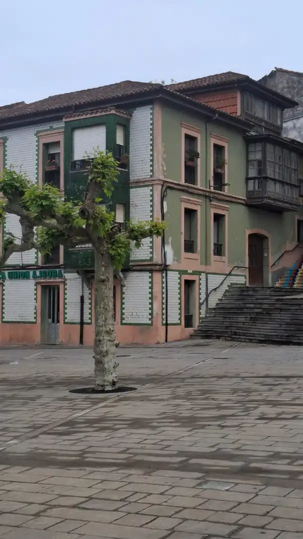 Vista exterior de Edificio en venta en Llanes