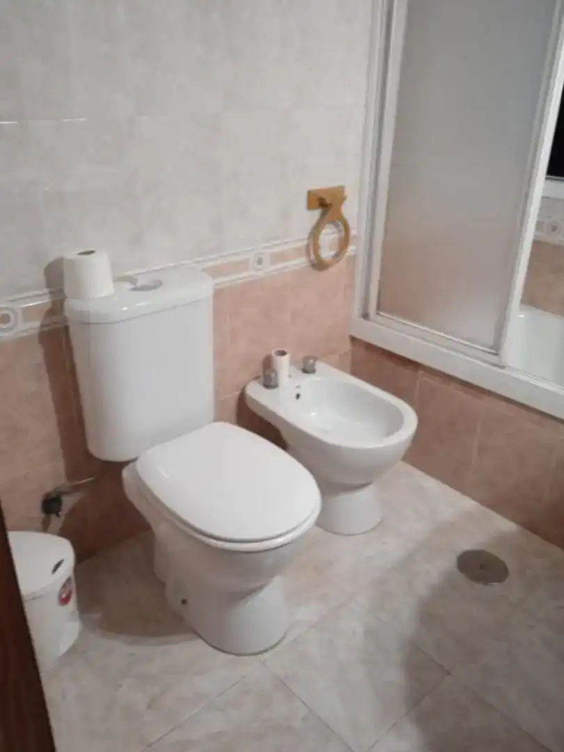 Baño de Piso de alquiler en Montequinto con Aire acondicionado, Jardín privado y Piscina