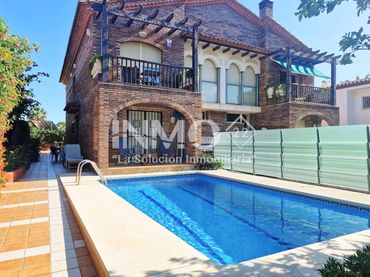 Casa aparellada amb piscina en venda a Carrer Bergantí 6