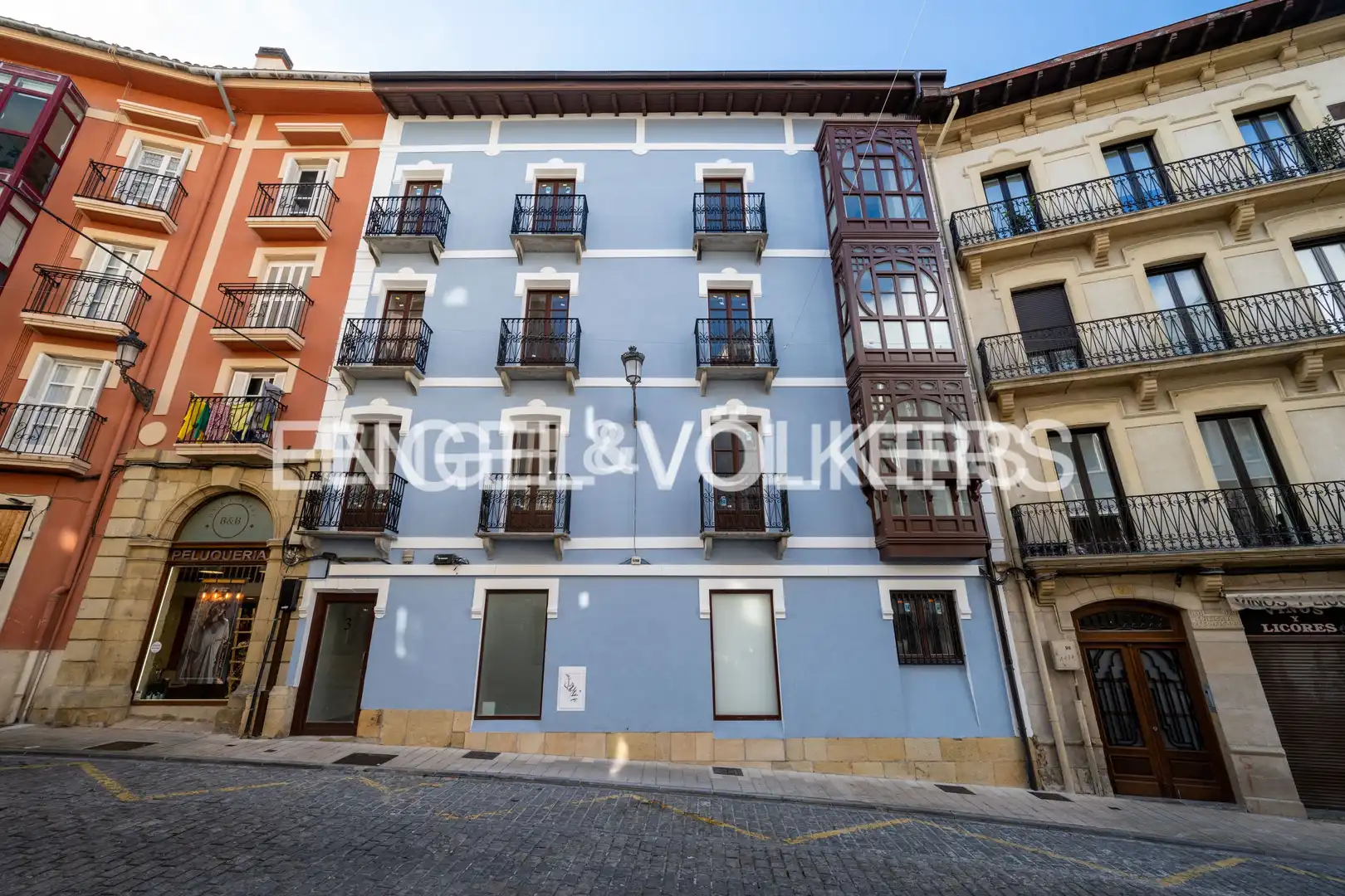 Vista exterior de Dúplex en venda en Irun  amb Calefacció, Parquet i Balcó