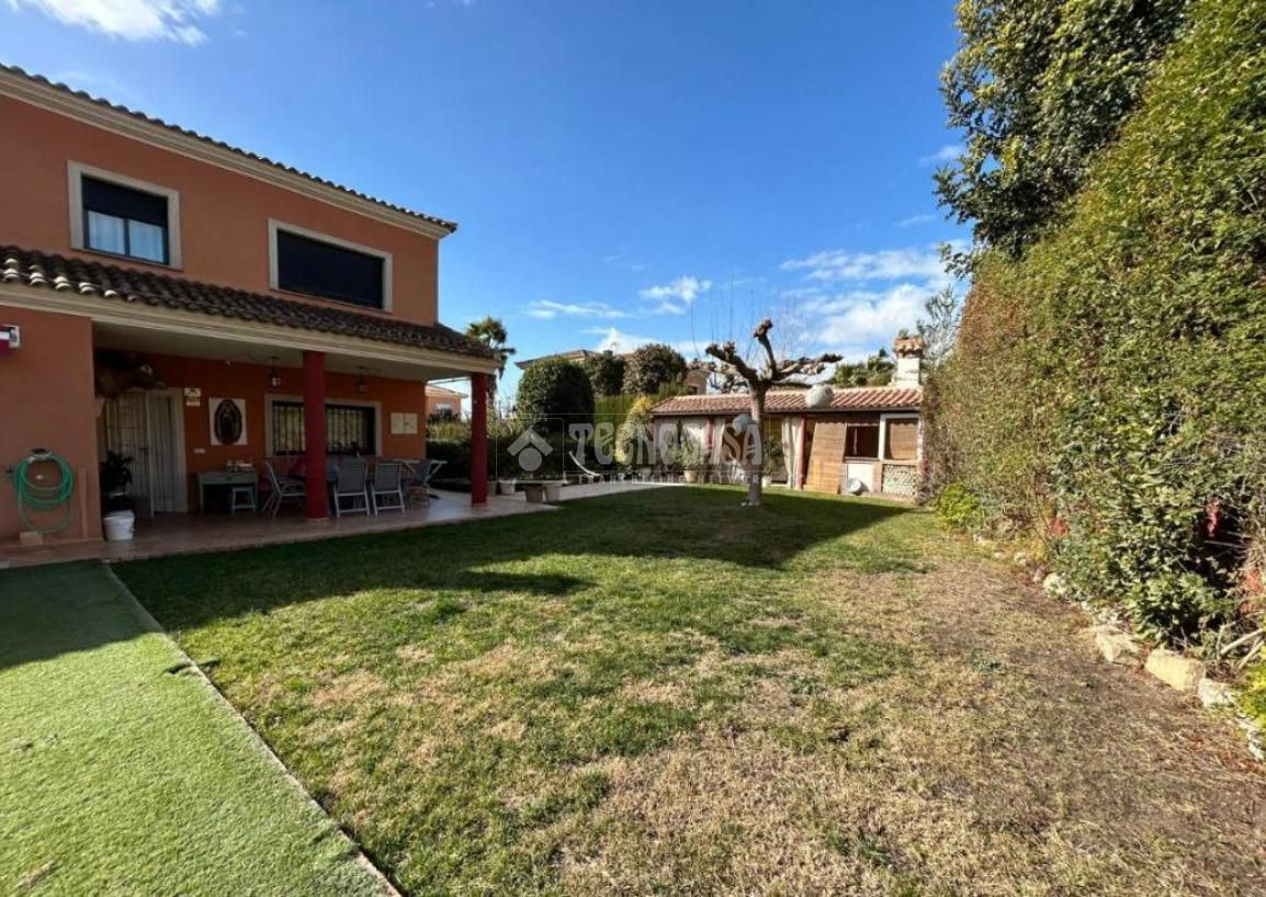 Jardín de Casa adosada en venta en Baeza con Aire acondicionado, Calefacción y Piscina