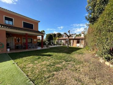 Casa aparellada amb piscina en venda a Baeza