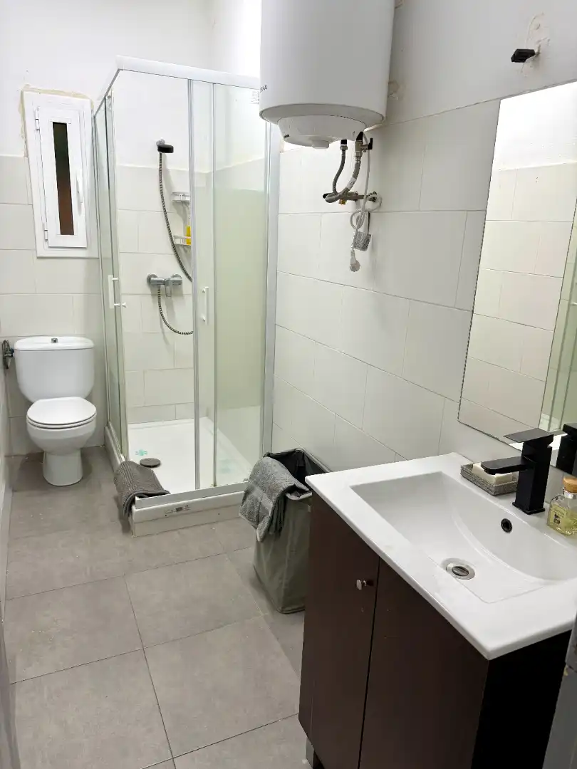 Badezimmer von Wohnung zum Verkauf in Barcelona mit Parkett und Alarm