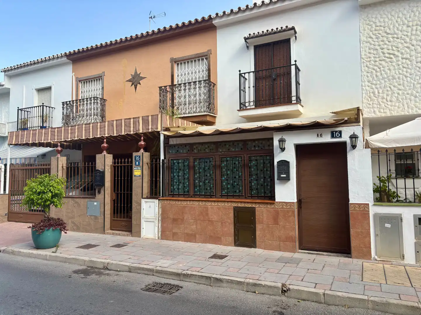 Außenansicht von Einfamilien-Reihenhaus zur Miete in Mijas mit Klimaanlage, Heizung und Möbliert