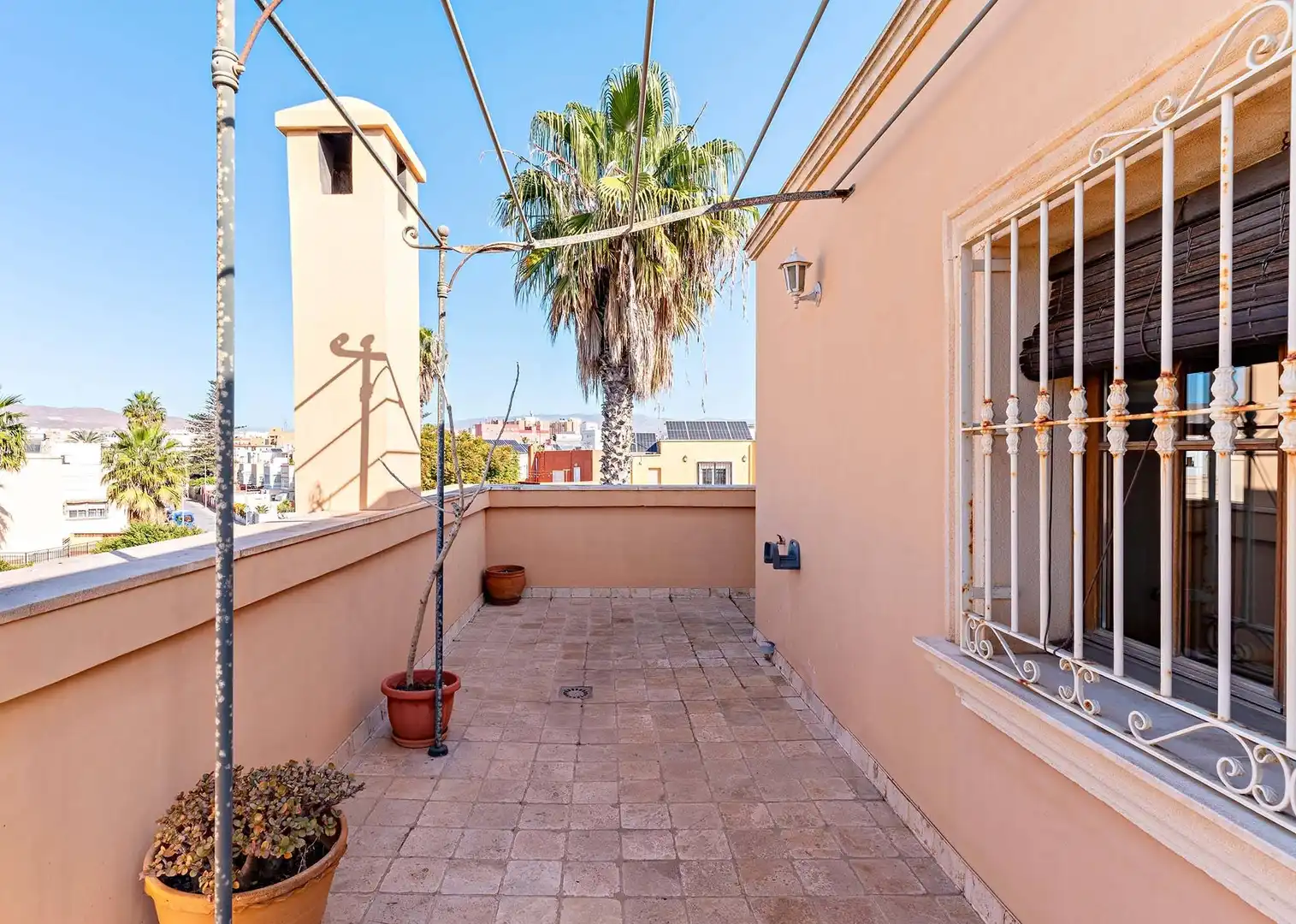 Terrassa de Casa o xalet en venda en Almería amb Jardí privat, Terrassa i Alarma