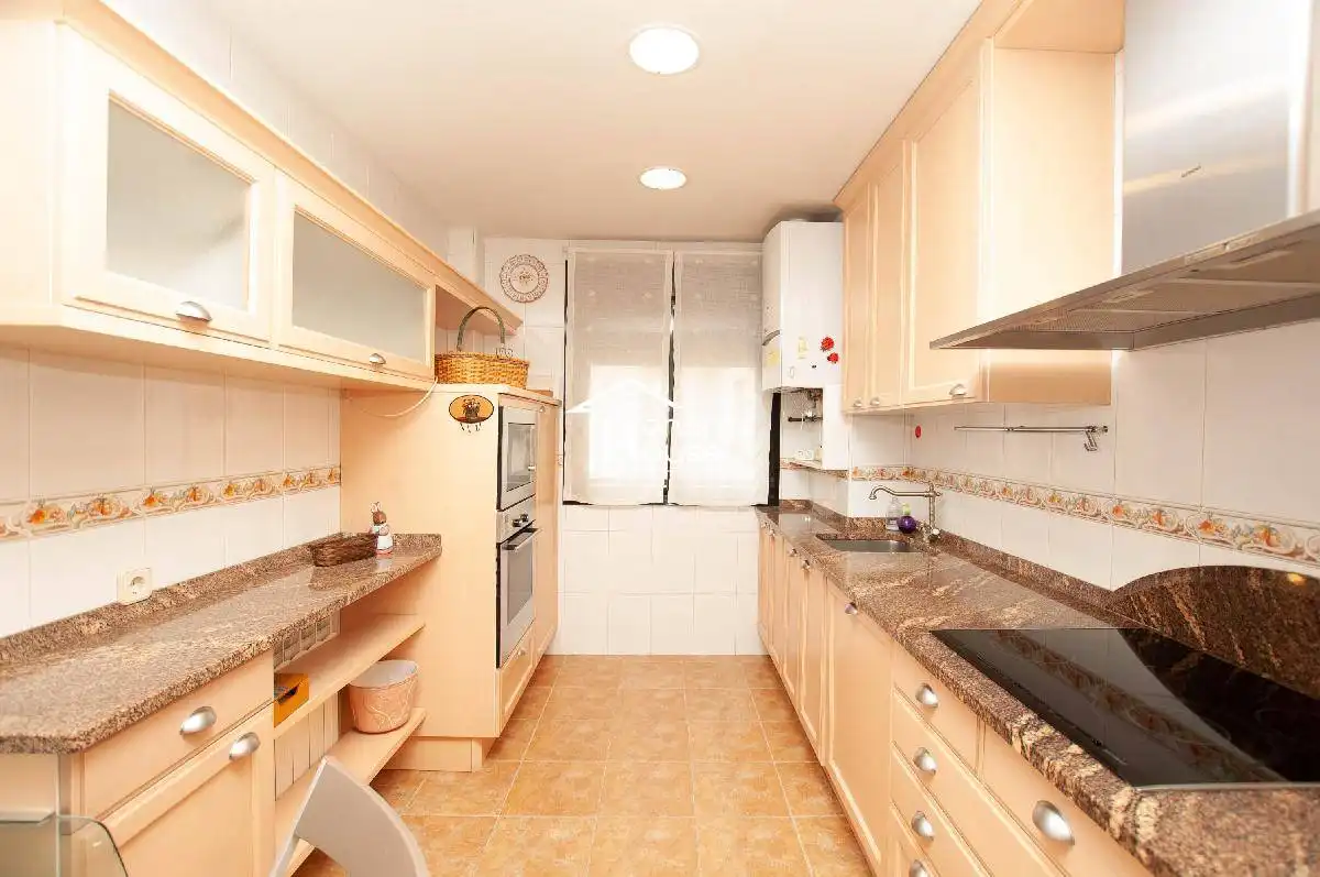 Cocina de Dúplex en venta en Alcalá de Henares con Aire acondicionado, Calefacción y Parquet