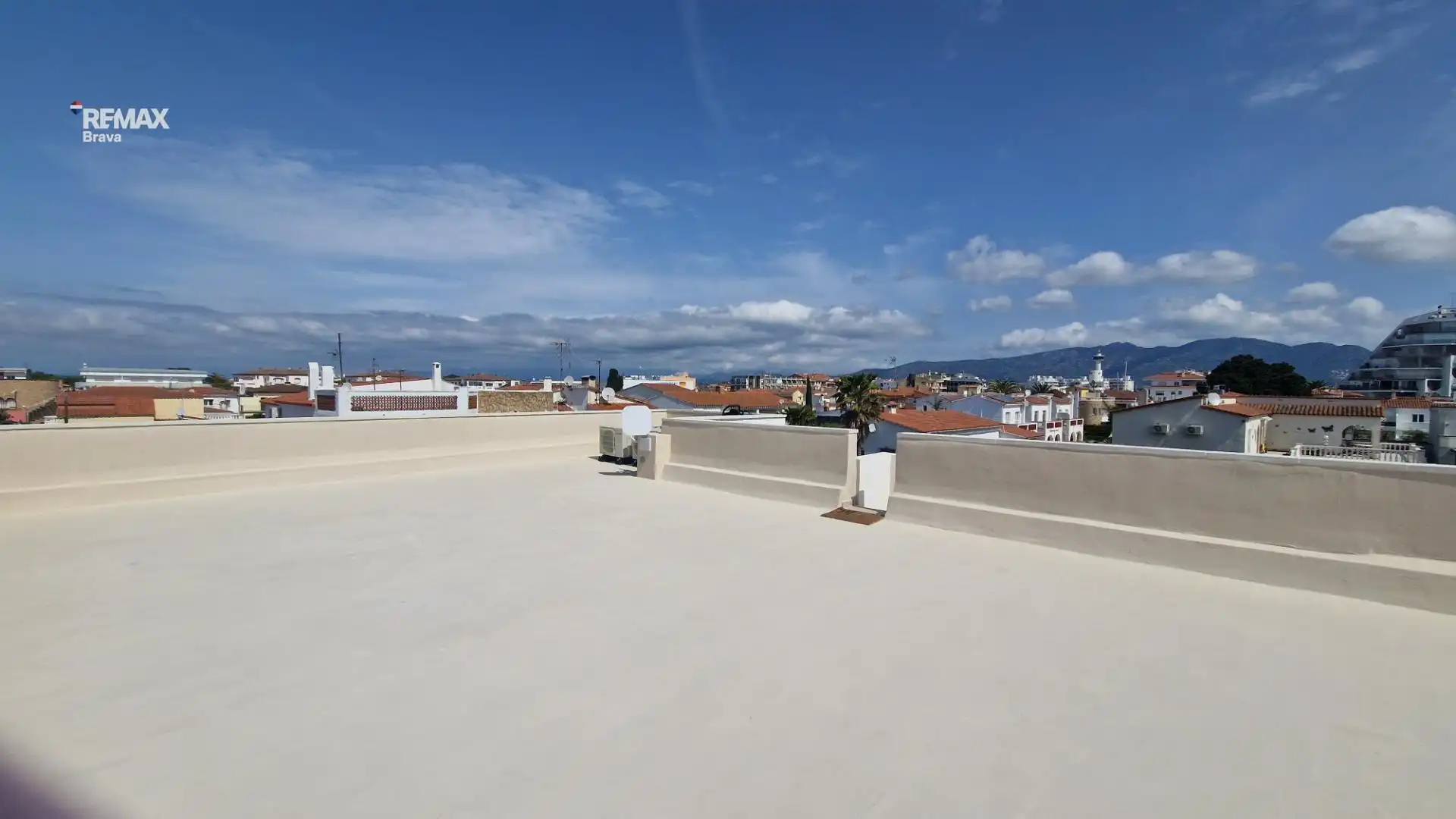 Terrasse von Wohnung zum Verkauf in Empuriabrava mit Klimaanlage, Privatgarten und Terrasse