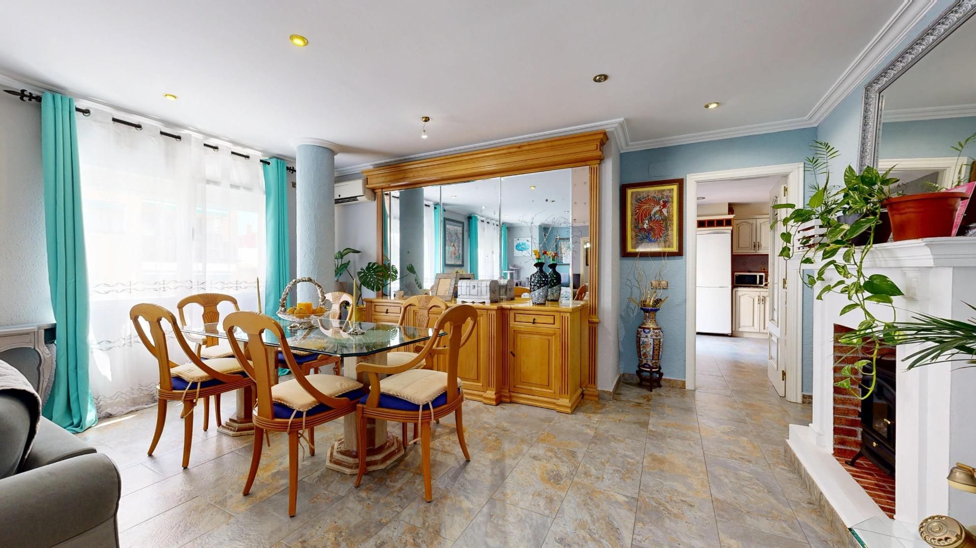 Menjador de Casa adosada en venda en Paterna amb Aire condicionat, Terrassa i Traster