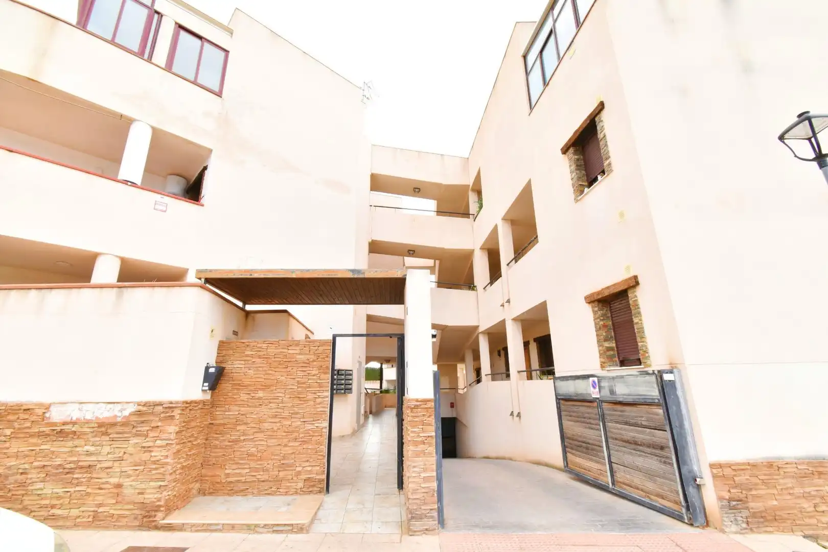 Außenansicht von Wohnung zum Verkauf in Dalías mit Privatgarten, Terrasse und Abstellraum