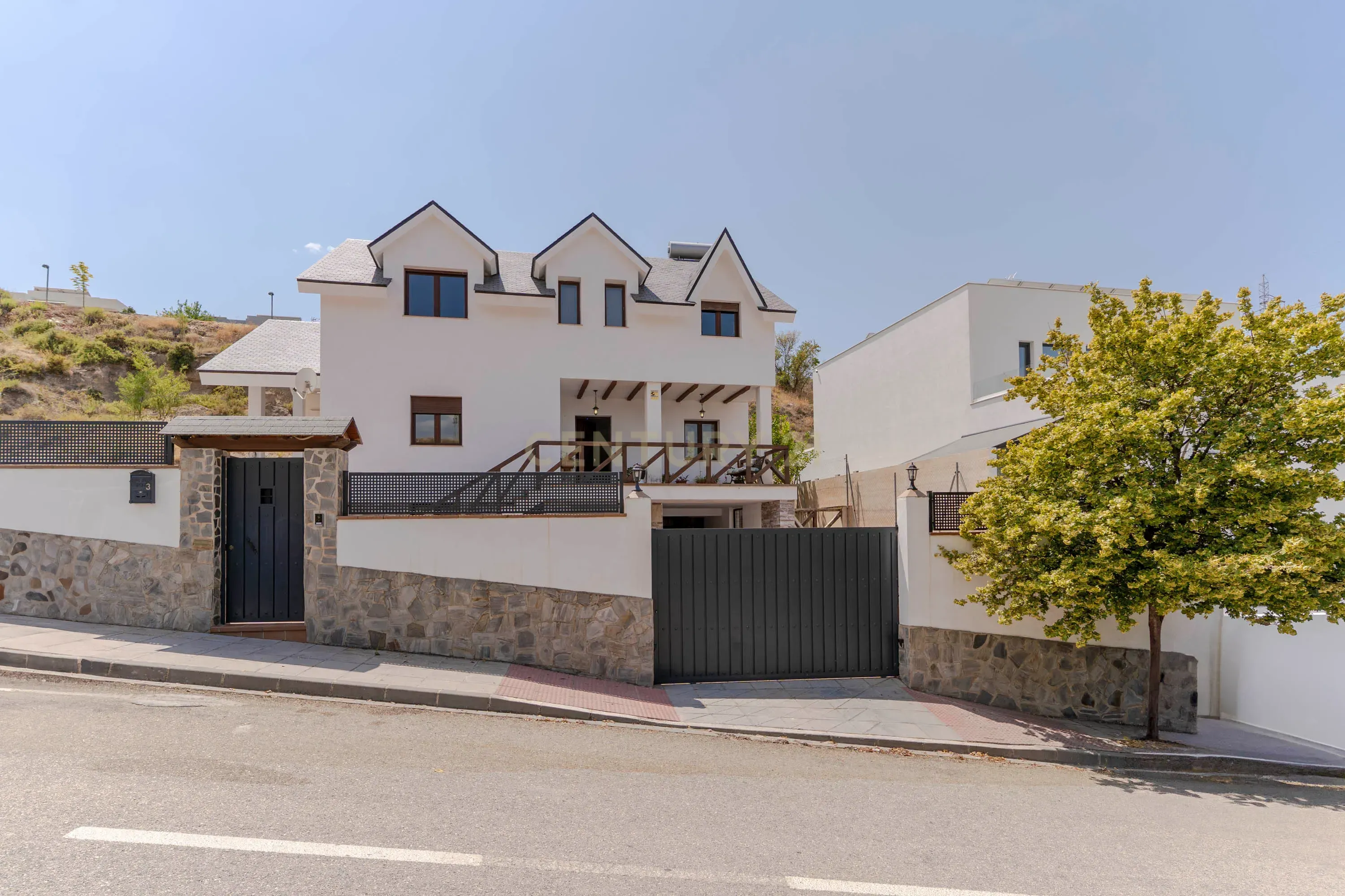 Vista exterior de Casa o xalet en venda en La Zubia amb Aire condicionat, Jardí privat i Traster