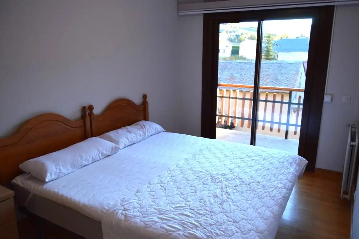 Habitación de Apartamento de alquiler en Alp con Calefacción, Parquet y Terraza
