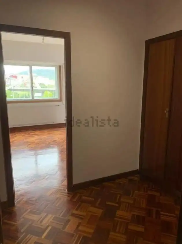Dormitori de Pis de lloguer en Ourense Capital  amb Calefacció, Parquet i Balcó