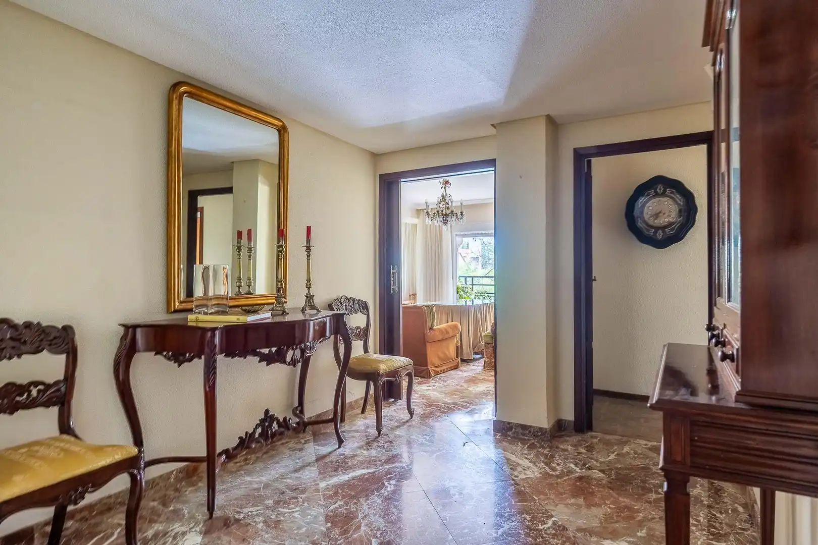 Wohnung zum Verkauf in Sevilla mit Klimaanlage, Privatgarten und Terrasse
