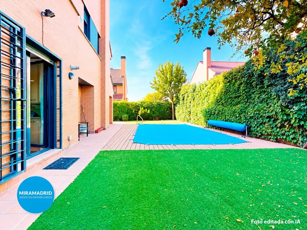Piscina de Casa adosada en venta en Miramadrid