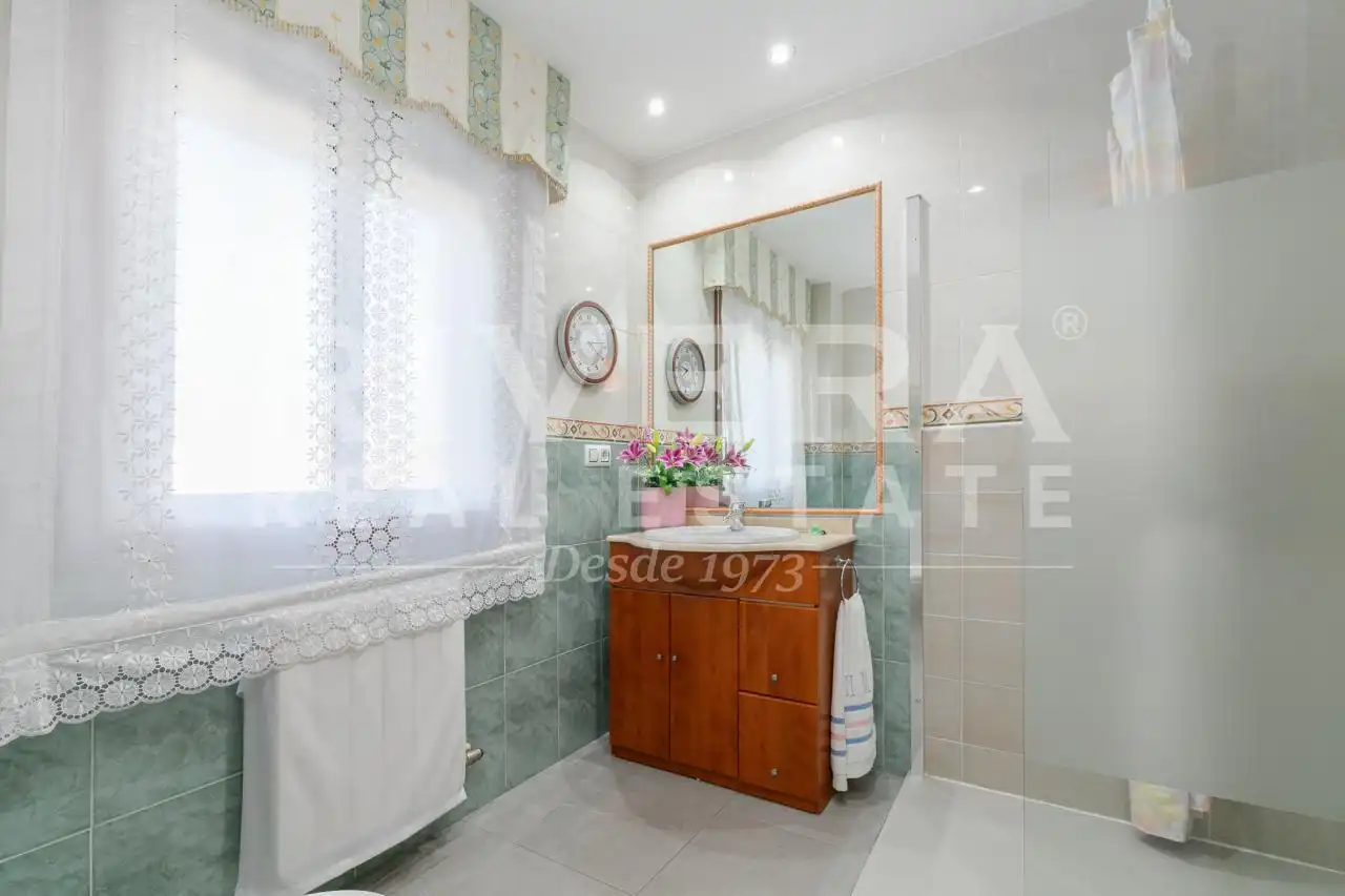 Baño de Casa o chalet en venta en Vigo  con Calefacción, Jardín privado y Parquet