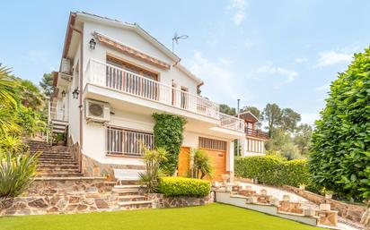 Vista exterior de Casa o xalet en venda en Castellar del Vallès amb Aire condicionat, Piscina i Balcó