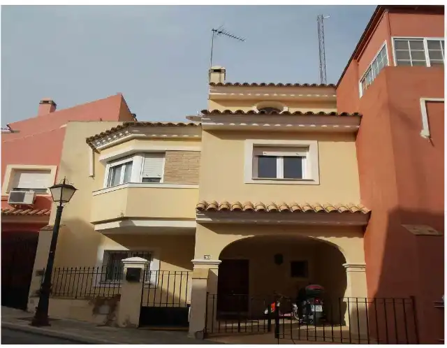 Vista exterior de Casa adosada en venta en Castilleja de Guzmán con Piscina