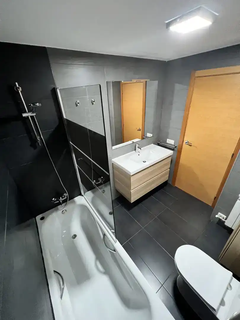 Badezimmer von Wohnung zur Miete in Albesa mit Klimaanlage, Parkett und Möbliert
