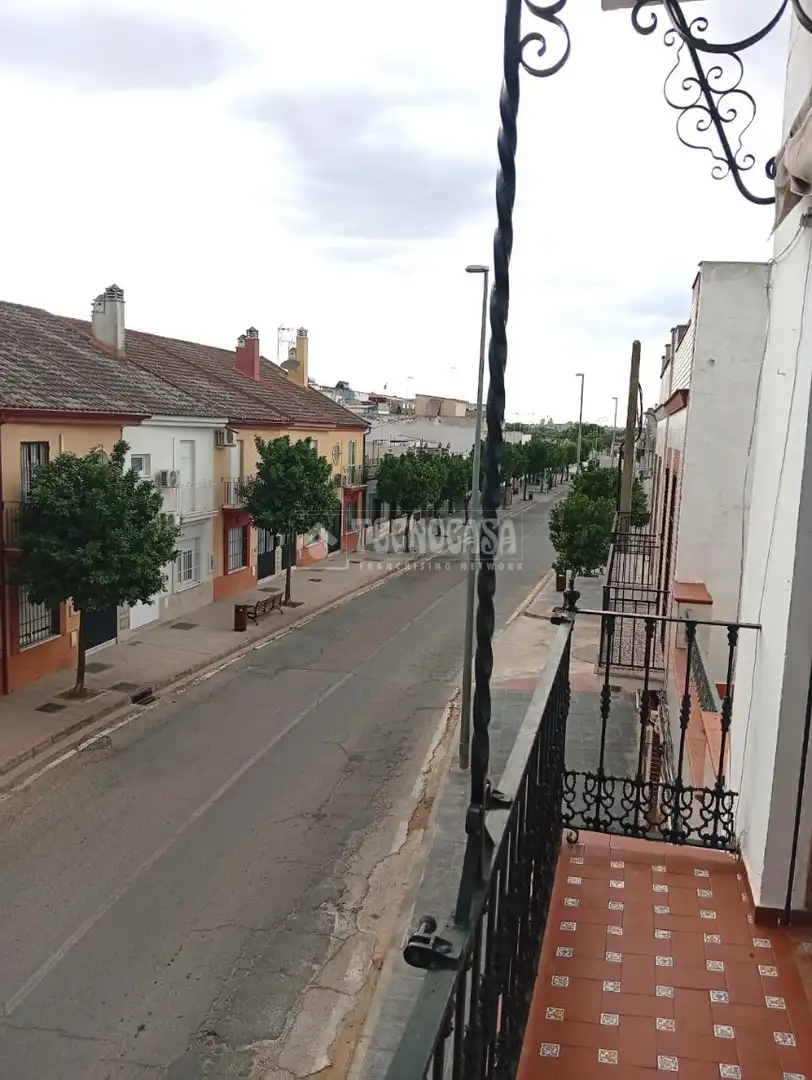 Vista exterior de Casa adosada en venta en Coria del Río