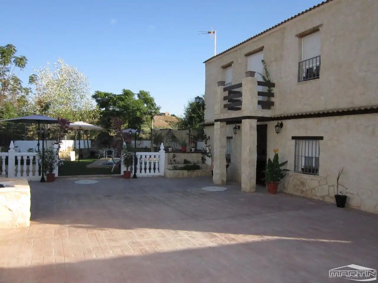 Vista exterior de Casa o xalet en venda en Cabra amb Terrassa, Traster i Piscina
