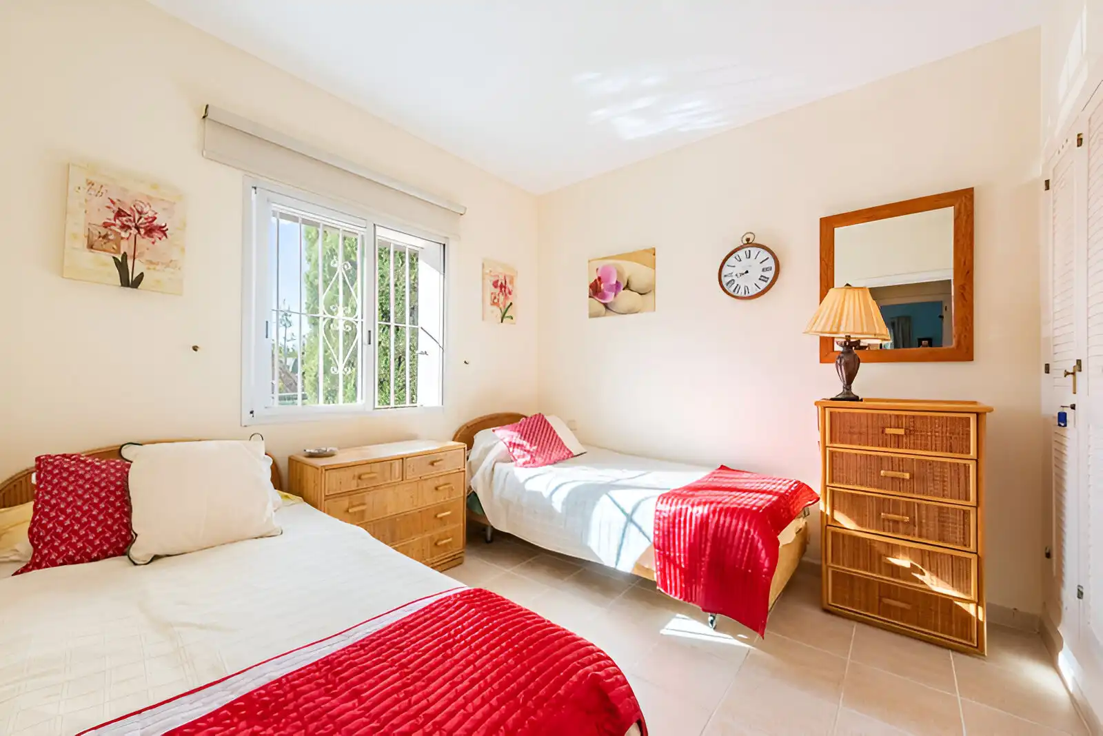 Habitación de Planta baja en venta en Marbella con Aire acondicionado, Terraza y Piscina