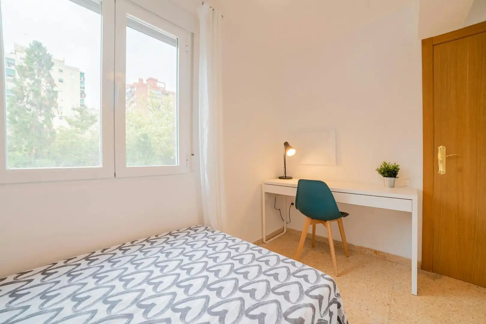 Bedroom of Flat for share in Valencia  with Furnished, Washing machine and TV