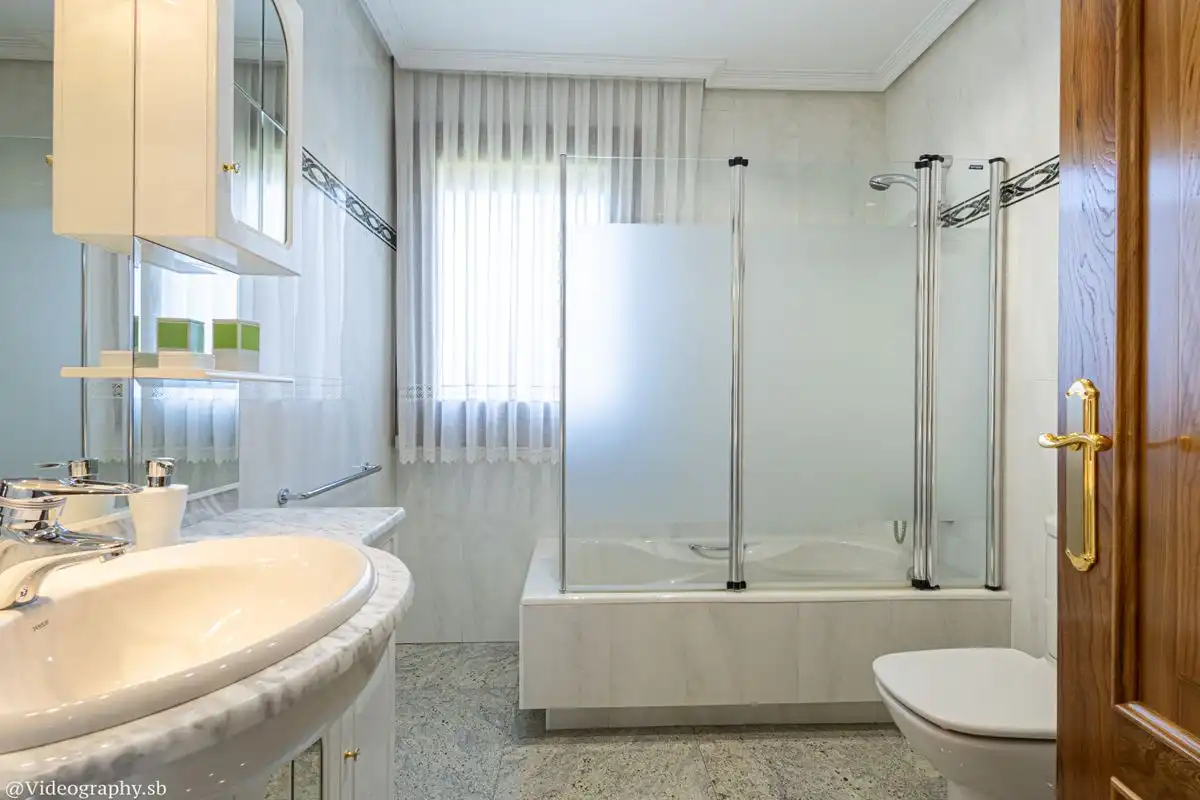 Baño de Casa o chalet en venta en Alcalá de Henares con Aire acondicionado, Calefacción y Jardín privado